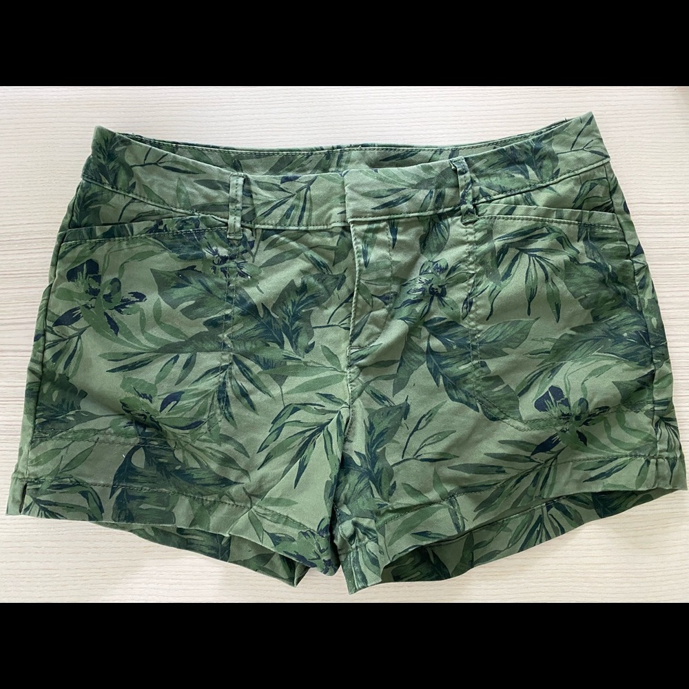 Old Navy Chino shorts Size 6. Only worn once.